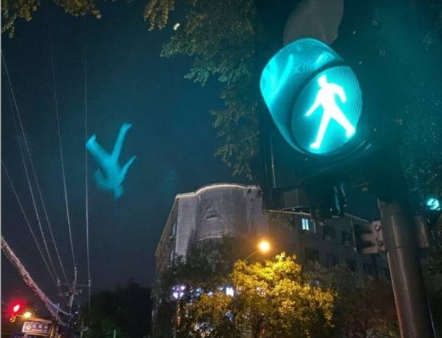 애플 이용자 커뮤니티 '아사모', 휴대폰 구매정보 커뮤니티를 중심으로 고스트 현상이 나타난 아이폰11 촬영 사진이 잇달아 게재되고 있다. 신호등 불빛을 광원으로 고스트 현상이 나타난 모습(사진=아사모 커뮤니티 갈무리)