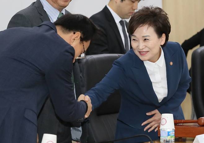 김현미 국토교통부 장관이 6일 오전 정부세종청사에서 열린 주거정책심의위원회에 참석해 위원들과 인사하는 모습. /사진=뉴시스 강종민 기자