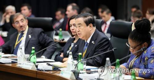 의회 정상회의에서 연설하는 문 의장 (서울=연합뉴스) 문희상 국회의장(오른쪽 두번째)이 4일 일본 도쿄에서 열린 주요 20개국 G20 의회 정상회의에서 '자유롭고 개방적인 공정무역 및 투자 촉진'을 주제로 연설하고 있다. 2019.11.4 [국회제공. 재판매 및 DB 금지] photo@yna.co.kr