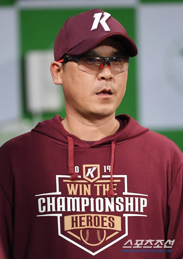 2019 KBO리그 두산과 키움의 한국시리즈 3차전이 25일 오후 고척스카이돔에서 열렸다. 키움 장정석 감독이 덕아웃의 선수들을 바라보고 있다. 고척=정재근 기자 cjg@sportschosun.com/2019.10.25/