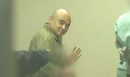 이른바 '한강 몸통 시신 사건'의 피의자 장대호가 1심 선고를 받기 위해 의정부지방법원 고양지원에 출석하고 있다. 그는 자신을 취재하는 취재진을 향해 미소를 보이고 손을 흔드는 등 전혀 반성하지 않은 모습을 보였다. 사진=YTN 캡처