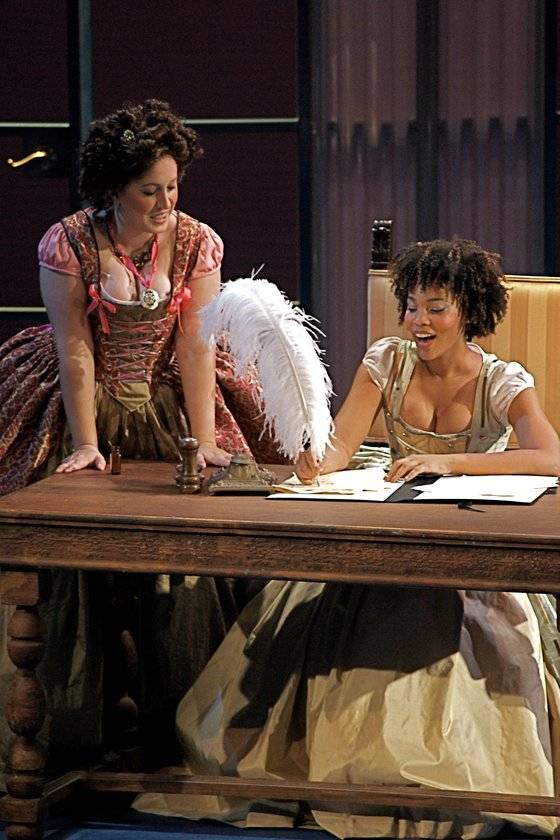 백작을 꾀어내려 편지를 쓰는 여인들. [사진 flickr]