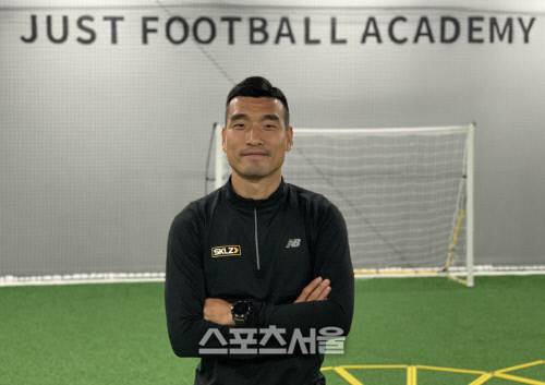 조원희가 서울 청담동 저스트풋볼아카데미에서 본지와 만나 인터뷰한 후 사진촬영에 임하고 있다. 정다워기자