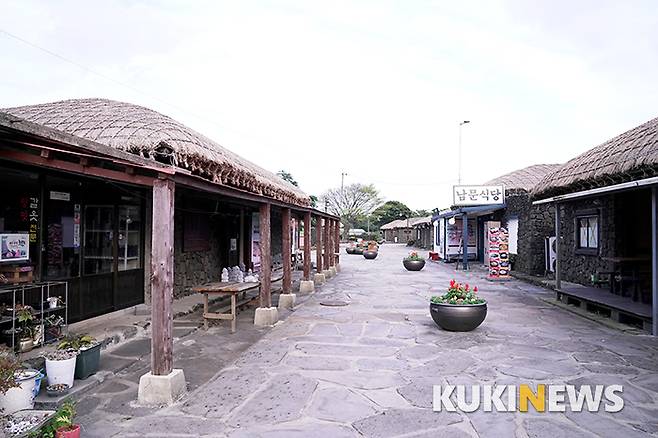 성읍민속마을의 남문 밖에는 공용 주차장이 있고 이 근처에 식당과 카페를 비롯해 각종 상가가 옛 저자거리 형식으로 들어서 있다.