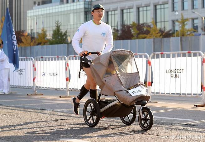 9일 오전 서울 영등포구 여의도 도심 일대에서 머니투데이, 현대자동차 주최로 열린 '롱기스트 런 인 서울'에서 김이든씨가 유모차를 밀고 달리는 모습. /사진=김휘선 기자