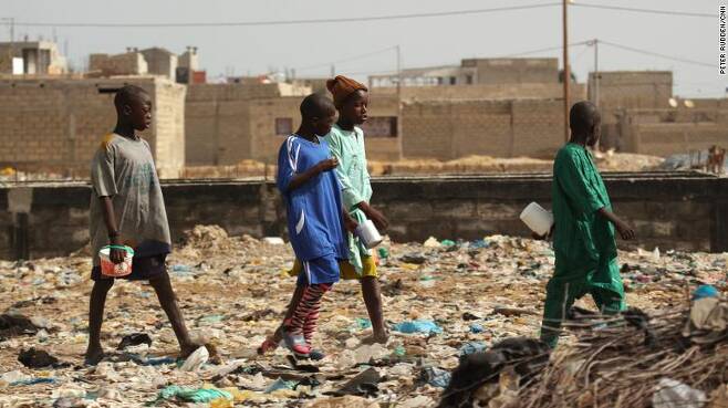 이슬람학교로부터 구걸을 강요당하는 세네갈 소년들(사진=CNN)