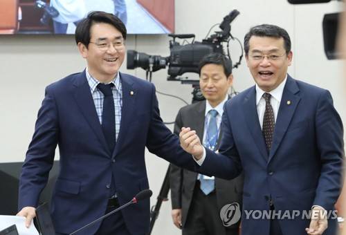 대화하는 박용진-임재훈 (서울=연합뉴스) 김주형 기자 = 더불어민주당 박용진 의원(왼쪽)과 바른미래당 임재훈 의원이 11일 오후 국회에서 열린 교육위원회 전체회의에 참석해 대화하고 있다. 2019.3.11 kjhpress@yna.co.kr