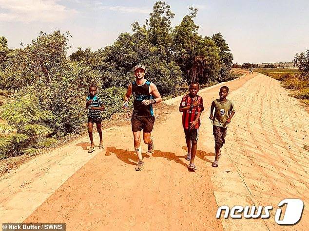 아프리카 사하라 남부 니제르에서 어린이들과 달리는 닉 버터. (버터 SNS) © 뉴스1