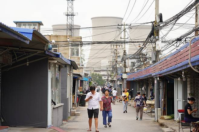 화넝베이징화력발전소 앞 마을에서 주민들이 걸어가고 있다. 이 발전소는 2017년에 석탄 사용을 중단했다. [사진 유선욱]
