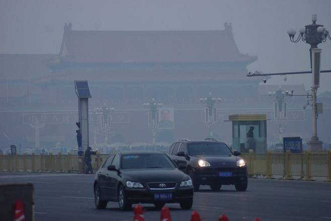 지난해 11월 26일 극심한 미세먼지로 인해 베이징 천안문 광장 앞이 뿌옇게 보인다. [중앙포토]