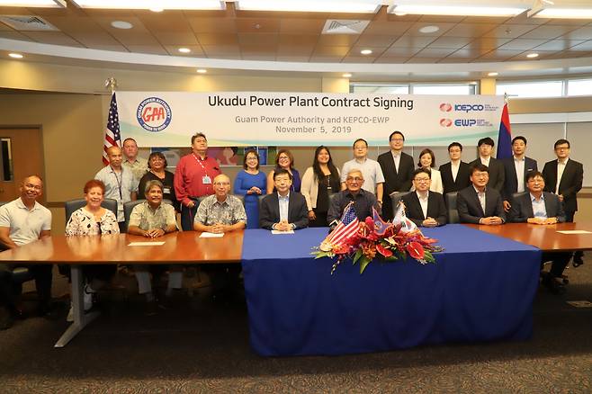 (fourth from left, front row) John Benavente, general manager at Guam Power Authority, Seo Kun-bae, chief of Kepco's overseas business development division, Joseph Duenas, chairman ofConsolidated Commission of Utilities (Kepco)