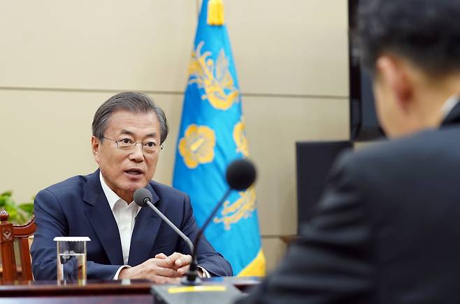 문재인 대통령이 지난달 16일 청와대 여민관 소회의실에서 김오수 법무부 차관과 이성윤 검찰국장을 만나 얘기를 나누고 있다. [연합]