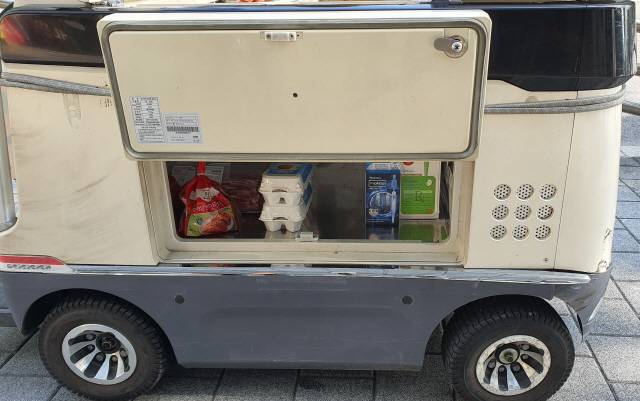 코코는 서랍장이 위쪽 3개, 아래쪽 1개로 분리되어 있다. 위쪽에 유제품을 싣고, 아래 칸에 김치·삼겹살·간편식 등 부피가 큰 식품을 보관한다.