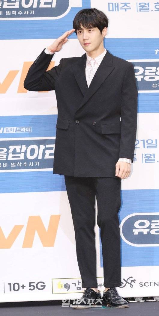 배우 김선호