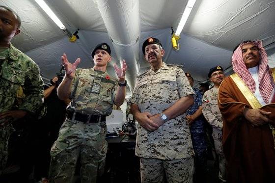중동 바레인의 미국 해군 제5함대 본부에서 지난 7일 ‘호르무즈 해협 호위연합’이 다국적 지휘통제부인 ‘동맹 태스크포스(CTF) 센티널’ 발족식을 열고 있다. 왼쪽부터 영국 해군, 바레인 해군의 지휘관이 행사를 지켜보고 있다. [로이터=연합뉴스]