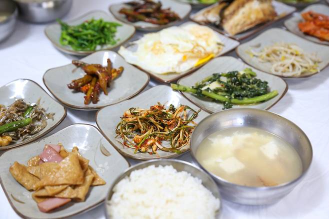 해장국밥상으로는 미안할 정도인 대흥식당 백반.