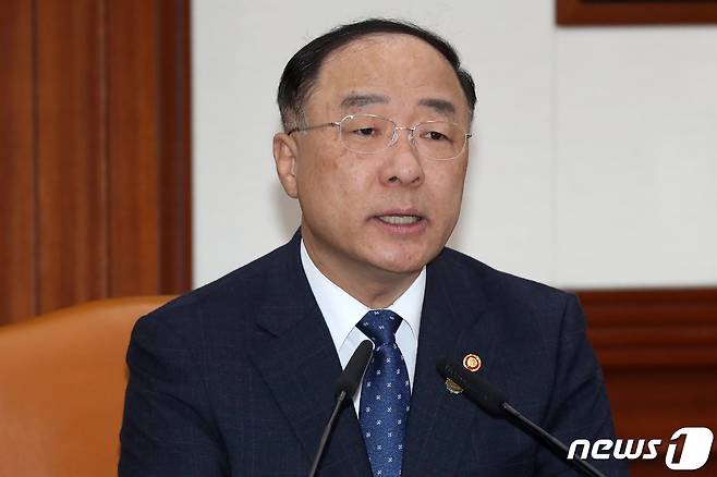 홍남기 경제부총리가 13일 오전 서울 종로구 정부서울청사에서 열린 경제활력대책회의에서 모두발언을 하고 있다. 2019.11.13/뉴스1 © News1 민경석 기자