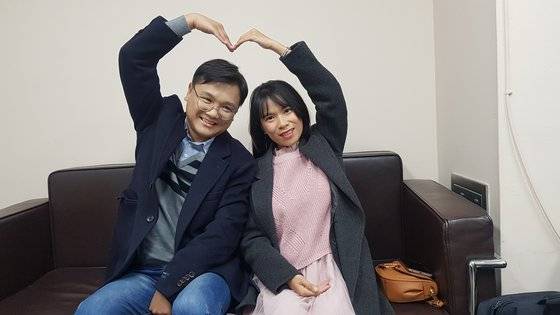 인도네시아 바우바우시 출신 뜨리(오른쪽)와 남편 강민구씨는 지난해 9월 결혼했다. 뜨리는 찌아찌아족이 거주하는 마을 학교에 보조교사로 일하며 한글을 가르치고 있다. 최종권 기자