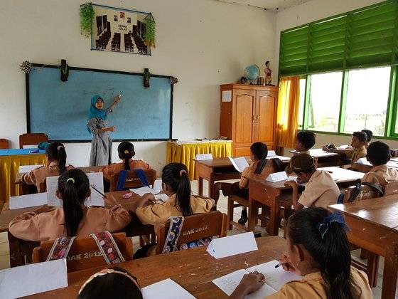 뜨리가 인도네시아 바우바우시의 한 학교에서 한글을 가르치고 있다. [사진 강민구씨]