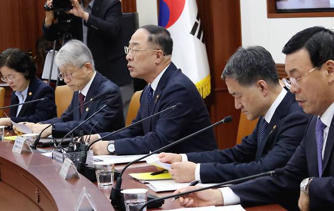 홍남기 부총리 겸 기획재정부 장관(사진 가운데)이 13일 오전 정부서울청사에서 제26차 경제활력대책회의를 주재하며 발언하고 있다.  연합뉴스