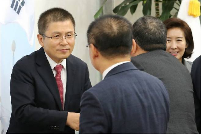 자유한국당 황교안 대표(왼쪽)와 나경원 원내대표가 6일 오전 국회에서 열린 최고위원-중진의원 연석회의에 입장하며 참석자들과 인사하고 있다. (사진제공=연합뉴스)