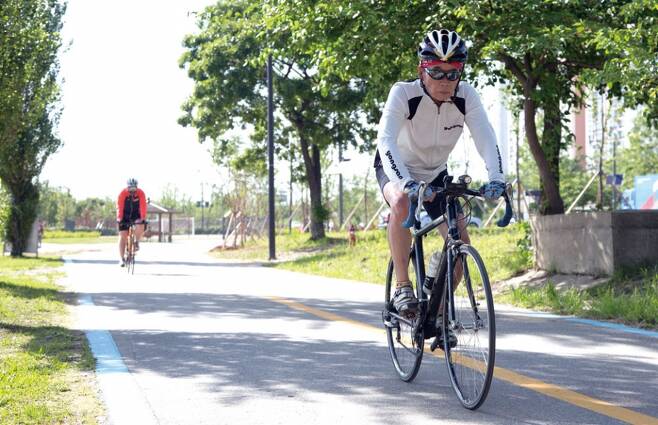 60대 노인이 한강시민공원에서 자전거를 타고 있다. ⓒ 시사저널 이종현