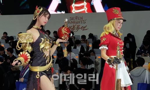 세븐나이츠 레볼루션 코스프레를 한 모델. 사진=노재웅 기자