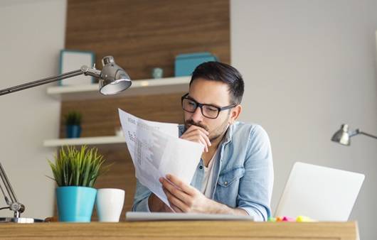 결과지를 보는 남성