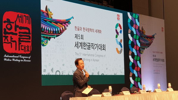 대회 집행위원장인 김홍신 소설가의 개막식 사회는 매끄럽고 품격 있었다는 평가를 받았다. 여서완 작가 제공.