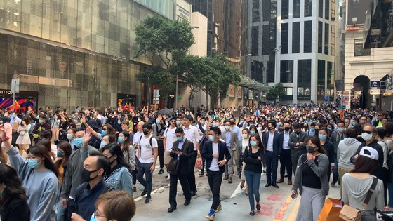 15일 오후 홍콩 센트럴에서 직장인들이 나흘째 ’함께 점심을“ 시위를 벌이고 있다. 이들은 경찰의 폭력 진압을 규탄했다. 신경진 기자