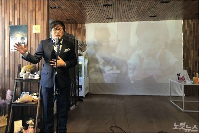 서울 종로구 감성문화콘텐츠공유공간에서 열린 6집 기자간담회에서 찬양곡을 부르는 강찬 목사.