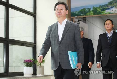 브리핑장 향하는 반기수 화성연쇄살인사건 수사본부장 (수원=연합뉴스) 홍기원 기자 = 15일 오전 경기도 수원시 경기남부지방경찰청에서 반기수 화성연쇄살인사건 수사본부장이 수사상황 브리핑을 위해 이동하고 있다. xanadu@yna.co.kr
