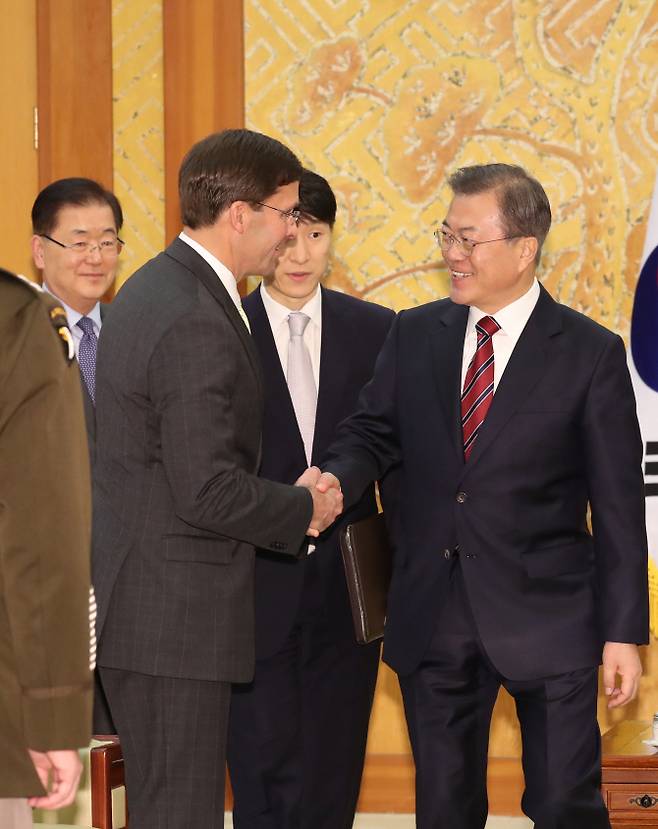 문재인 대통령이 15일 청와대에서 마크 에스퍼 미국 국방장관과 면담 전 인사를 하고 있다. (사진=연합뉴스)