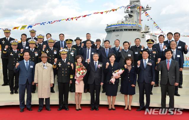 【울산=뉴시스】배병수 기자 = 해군의 2,800톤급 호위함(FFG-Ⅱ) 서울함 진수식이 11일 오후 울산시 중구 현대중공업에서 열린 뒤 정경두 국방장관, 심승섭 해군참모총장, 한영석 현대중공업 대표이사 등 참석자들이 기념촬영을 하고 있다. 2019.11.11. bbs@newsis.com