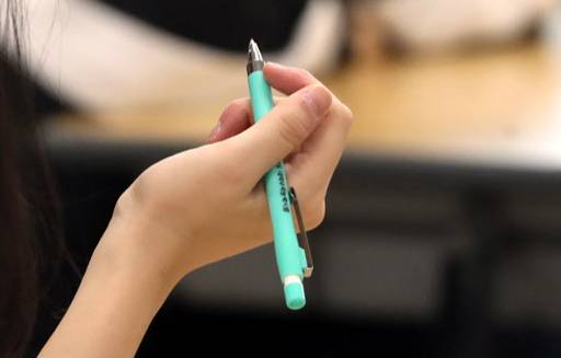 2020학년도 대학수학능력시험일인 14일 한 수험생들이 '수능 샤프'를 들고 시험 시작을 기다리고 있다. 연합뉴스