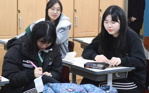 가채점한 내점수는 15일 오전 서울 서초구 서초고등학교에서 수험생들이 대학수학능력시험 가채점 결과를 적고 있다. 이제원 기자