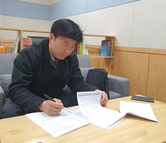 '오사카 니코틴 살인사건'을 해결한 세종경찰서 형사1팀장 류제욱 경위가 13일 범인 우모(24)씨의 판결문과 사건 기록을 다시 살펴보고 있다. 이후연 기자