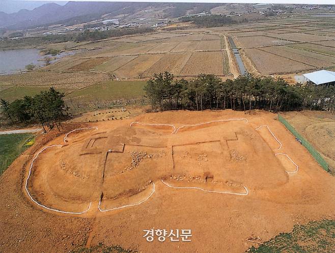 함평 신덕고분. 영산강 유역에는 5세기 말부터 약 50년간 이런 일본식 묘제라 할 수 있는 장고분(전방후원분)이 홀연히 나타났다가 사라졌다. 하지만 축조자는 토착세력일 가능성이 있다.