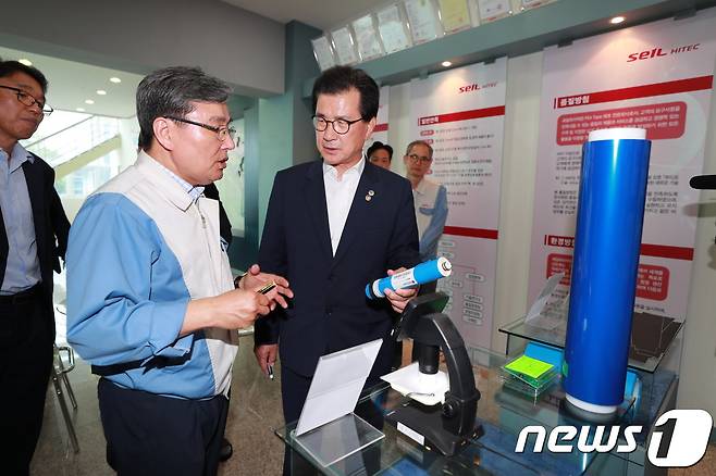 충북 청주시 오창읍의 세일하이텍을 방문한 이시종 충북지사.(충북도 제공) 2019.8.19 © 뉴스1