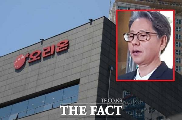 담철곤(오른쪽 위) 오리온그룹 회장의 야심작 '제주용암수' 출시가 연기된 배경에 관심이 쏠리고 있다. /더팩트 DB