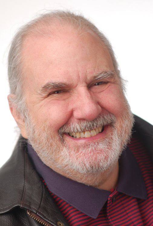 로버트 프로바인은 “침팬지를 연구하기 위해 곰베 국립공원으로 찾아 든 제인 구달의 정신으로” 인간의 웃음을 연구한 심리-신경과학자다. 그는 웃음이 주로 누가 어떤 상황에서 웃는지, 웃음의 기능은 무엇이며, 다른 포유동물들의 웃음과의 차이는 무엇인지 등을 관찰하고 연구했다. 그는 웃음이야말로 인류의 공통 언어이자 진화의 비밀을 간직한 ‘행동 화석’이라고 주장했다. provine.umbc.edu