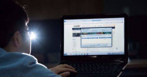 2014년 같은 해, 가상 캐릭터가 교복을 입은 음란 애니메이션을 유포한 남성은 처벌받은 반면 실제 성인 여성이 교복을 입고 등장한 포르노를 유포한 남성은 처벌받지 않았다. [중앙포토]