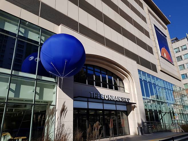 지난 15일 롯데강남점에 문을 연 영국의 고급 라이프스타일 편집숍 ‘콘란샵’ 전경. 중산층이 낡은 아파트에 전세로 살며 학원가에 보낸다고 여겨지던 대치동이 ‘래미안 대치 팰리스’ 등 새 아파트가 등장하면서 상권이 활성화되고 있다. [사진=성연진 기자]