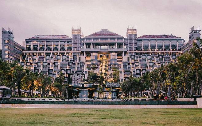 밤이 될수록 몽환적인 리조트 외관