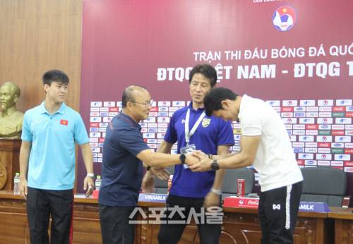 태국국가대표 골키퍼 까윈 탐사차난이 18일 열린 기자회견에서 박항서 베트남축구대표팀 감독과 악수하며 고개를 숙이고 있다. 하노이 | 이용수기자