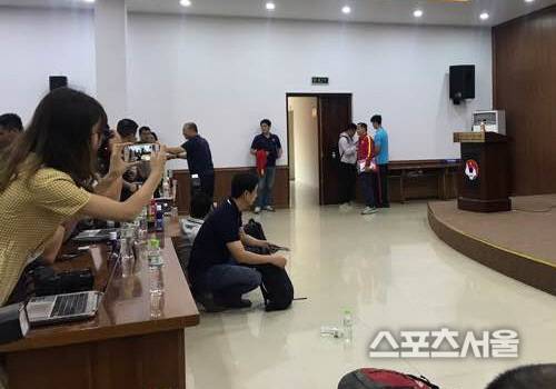 현장을 찾은 취재진과 악수를 하며 떠나는 박항서 감독. 하노이 | 이용수기자