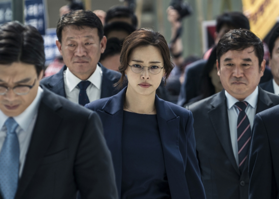 ‘블랙머니'는 외환은행 헐값 매각을 소재로 한국의 권력 카르텔이 작동하는 방식을 세련되게  짚어낸다. 이하늬는 웃음기 걷힌 모습으로 팽팽하고 정확한 연기를 해냈다.