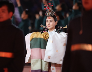 2018년 평창 동계 올림픽 폐막식에서 춘앵무를 선보인 이하늬.