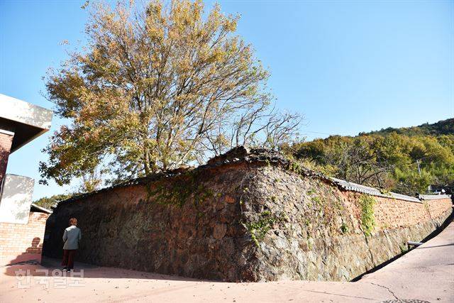 소설 속 ‘김범우의 집’. 성채 같이 높은 담장만 봐도 저택의 규모를 가늠할 수 있다.