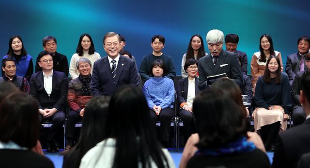 문재인 대통령이 19일 오후 서울 상암동 MBC에서 열린 '국민이 묻는다, 2019 국민과의 대화'에서 패널들의 질문에 답하고 있다. 청와대사진기자단